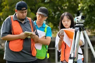 威尼斯人平台的学生在密斯校区练习测量