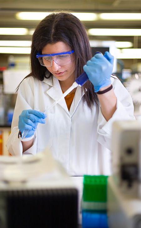 Jasmine Baste working in a lab